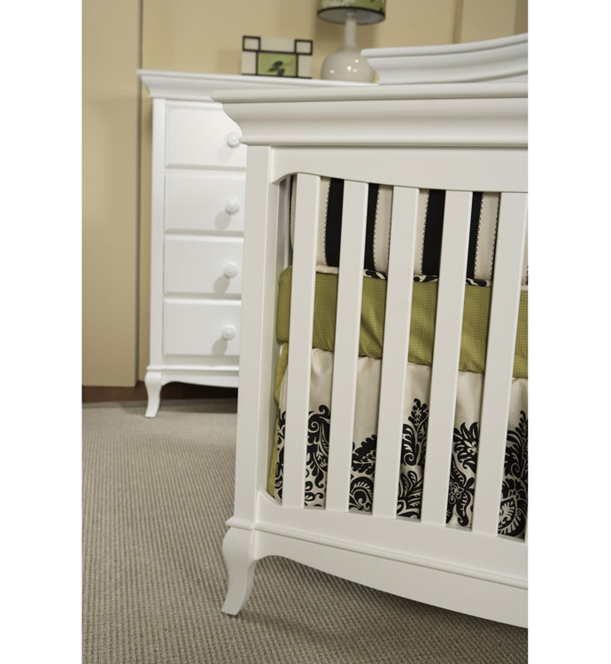 A detail of the <b>Mantova Forever crib</b> in White.